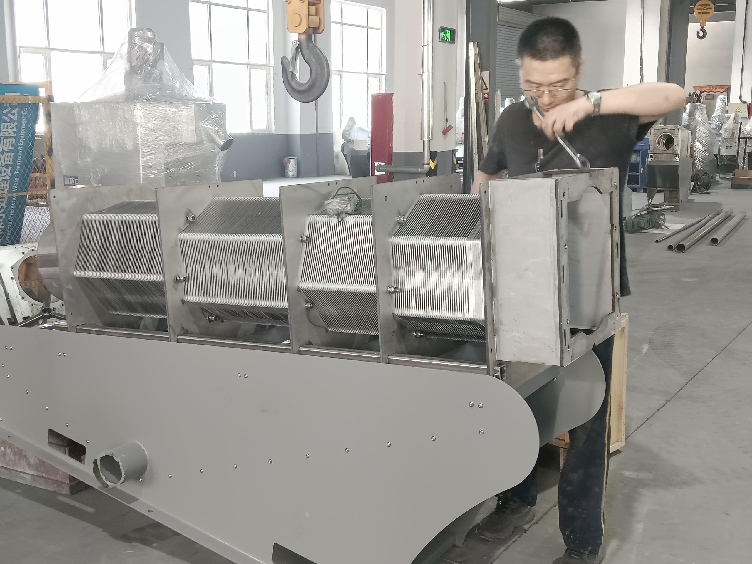 疊螺壓泥機(jī)(1) 疊螺壓泥機(jī)(1)